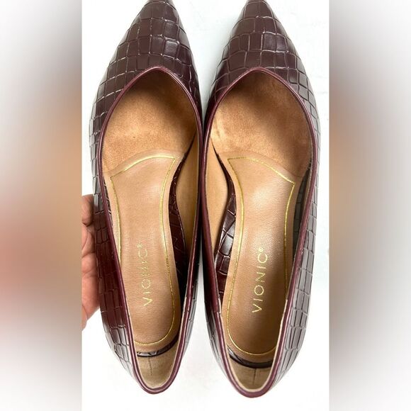 Vionic Kit Josie  Croc-Embossed Kitten Heel Wine - Picture 7 of 9